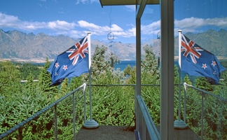 Neuseelands Flagge weht über dem Lake Wakatipu